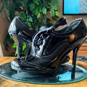 Beautiful Black patten leather 5“ heel’s that a a rare find has satin front 😍